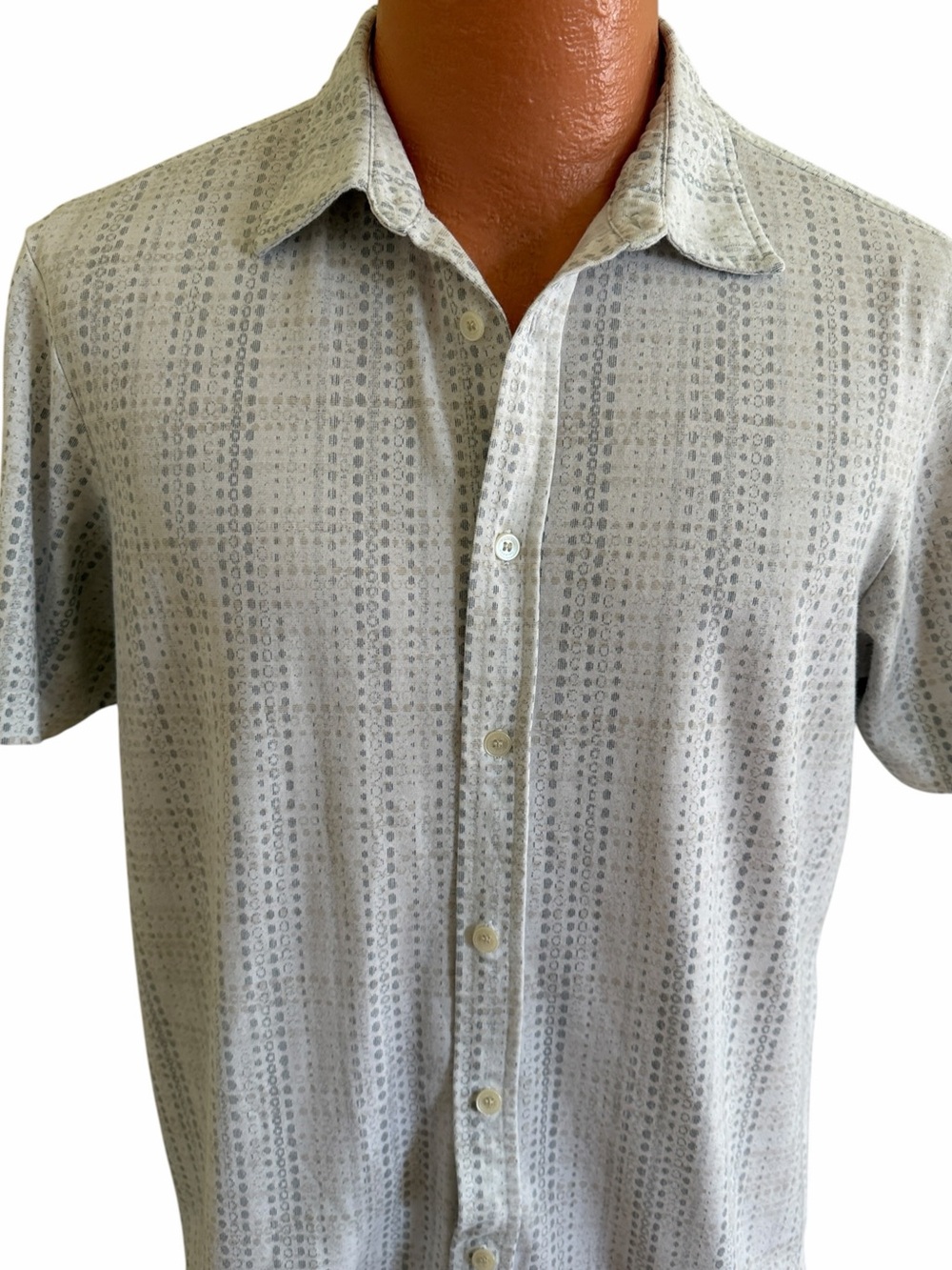 CALVIN KLEIN MEN’S SHORT SLEEVE BUTTON DOWN SHIRT Medium
Geometric Dot Stripe